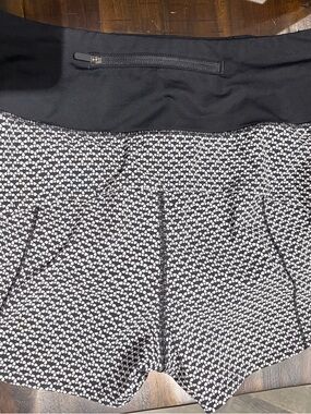 Lululemon shorts/ Black & White
